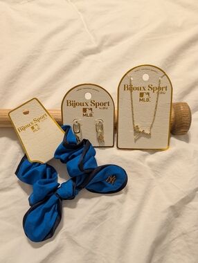 Bijoux Sport By LUV AJ New York Yankees Gold Tone Necklace Earrings & Scrunchie